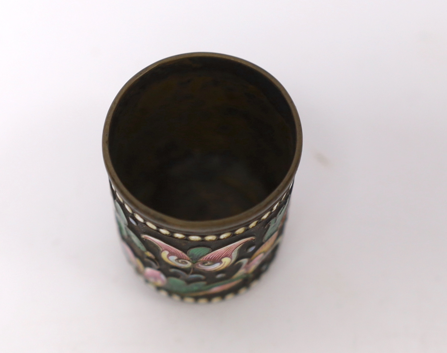 A late 19th/early 20th century Russian 84 zolotnik and polychrome cloisonné enamel tot, 46mm.